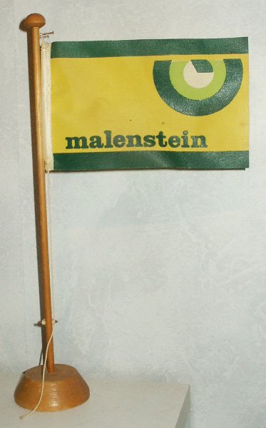 vlaggetje.JPG - Foto: Aad VisHet tafelvlaggetje van Malenstein die we mochten ontvangen van Dhr. Jan van Santen van Waaijenberg Verhuizers