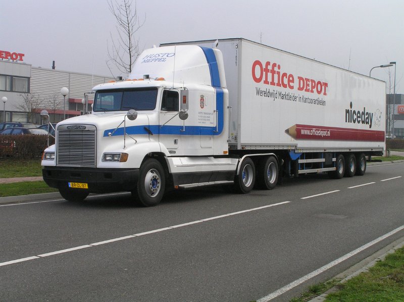 PB291031.jpg - Aad Vis werkt nu bij Office Depot. Niet op deze truck maar in hun wharehouse in Zwolle.